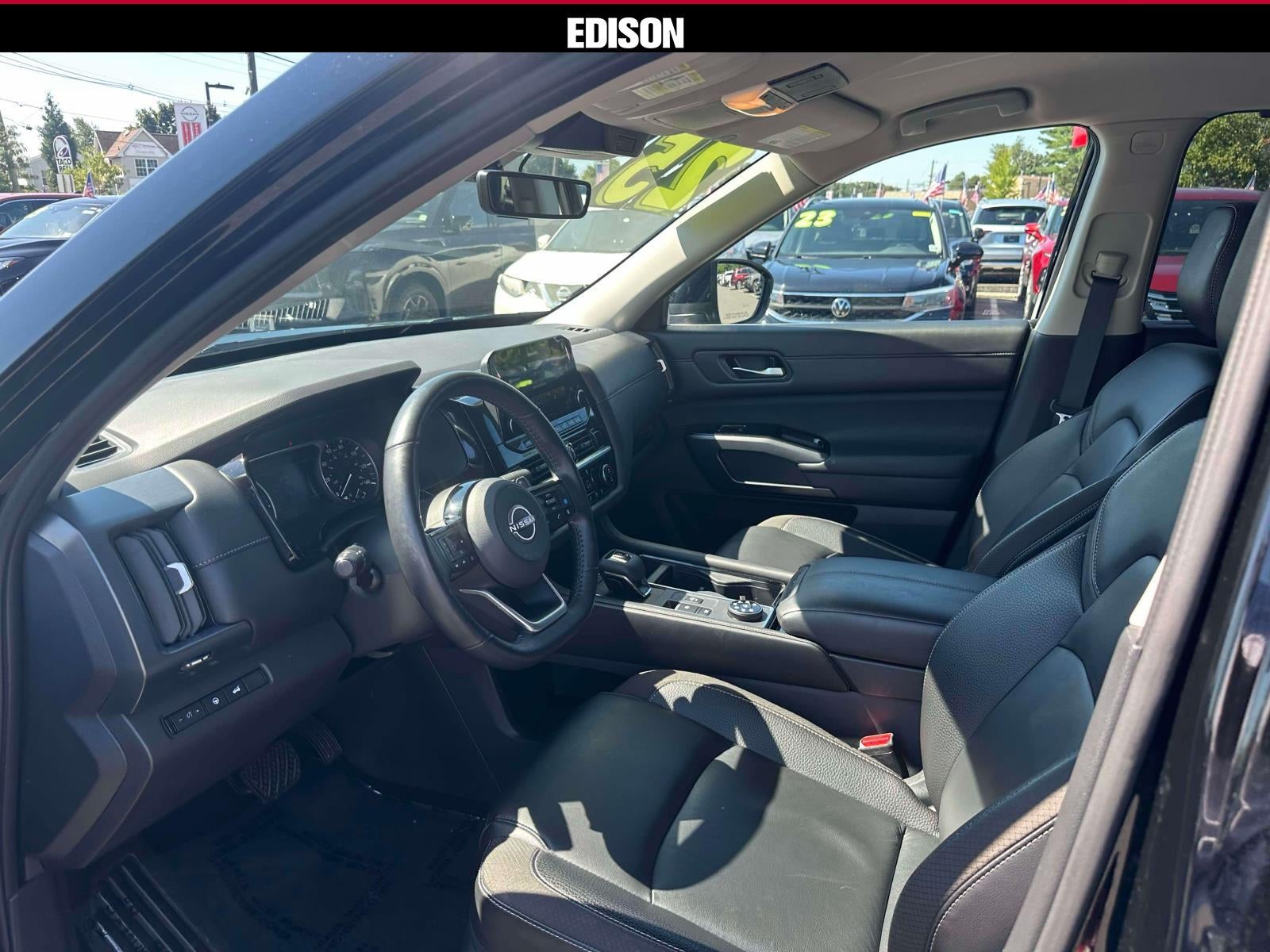2025 Nissan Pathfinder SL 4WD