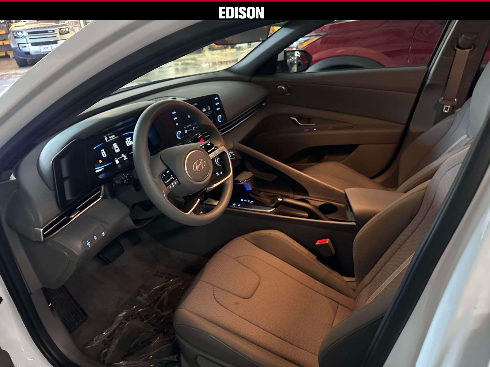2025 Hyundai Elantra SE IVT
