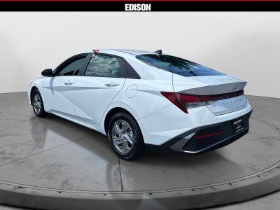 2025 Hyundai Elantra SE IVT