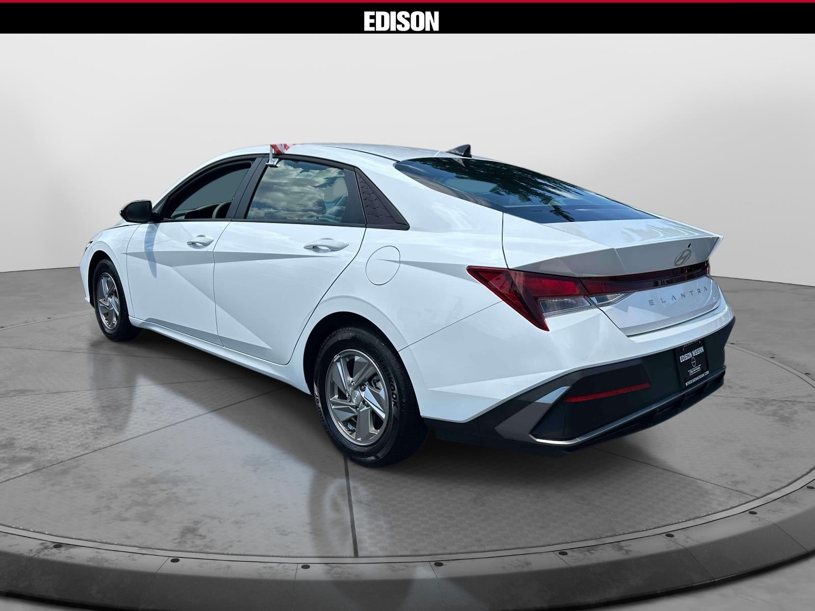 2025 Hyundai Elantra SE IVT